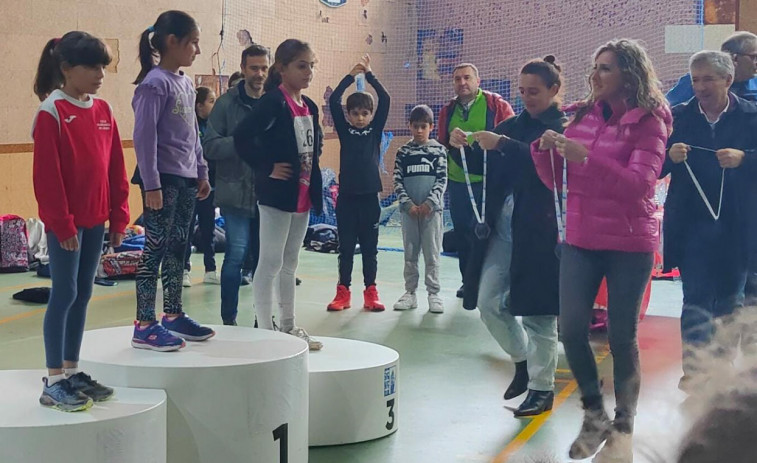 Candela Herbón, del colegio de Abanqueiro, gana la final provincial en medio kilómetro de campo a través de “Xogade”