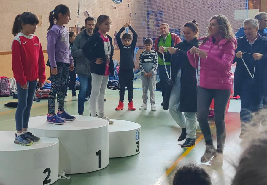 Candela Herbón, del colegio de Abanqueiro, gana la final provincial en medio kilómetro de campo a través de “Xogade”