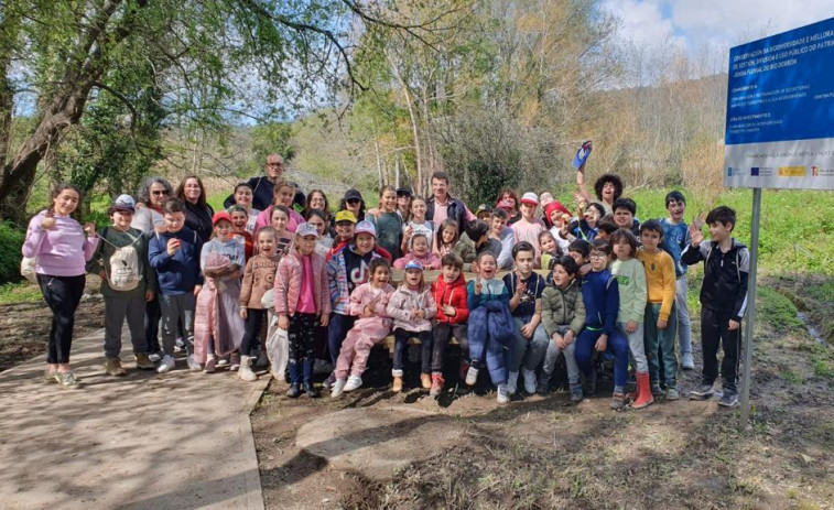 Escolares del CEIP Magaláns de Sanxenxo ayudan a limpiar la nueva senda de Dorrón