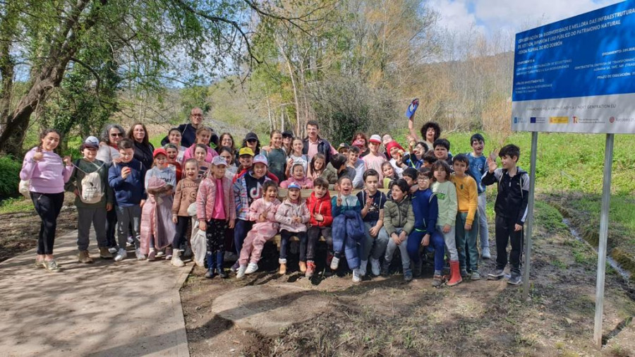 Escolares del CEIP Magaláns de Sanxenxo ayudan a limpiar la nueva senda de Dorrón