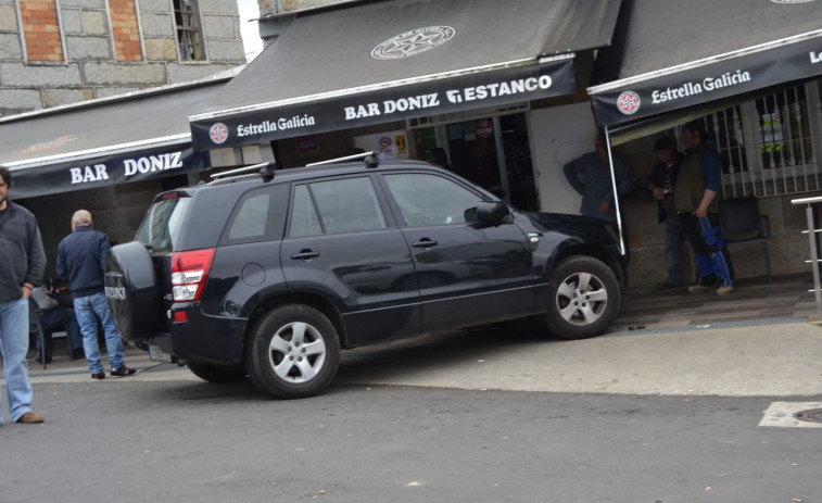 Dos arrollados por un coche en un nuevo accidente en una terraza en Galicia