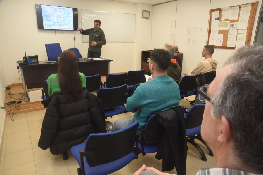 Una docena de agentes y oficiales de la Policía Local de Ribeira asiste a un curso sobre transporte escolar y de pasajeros