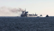 El petrolero incendiado frente a Oporto, pendiente del visto bueno para su remolque a puerto
