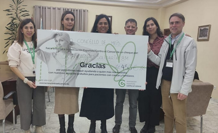Meis entrega a la AECC los 450 euros recaudados en su II Andaina del Día de la Mujer