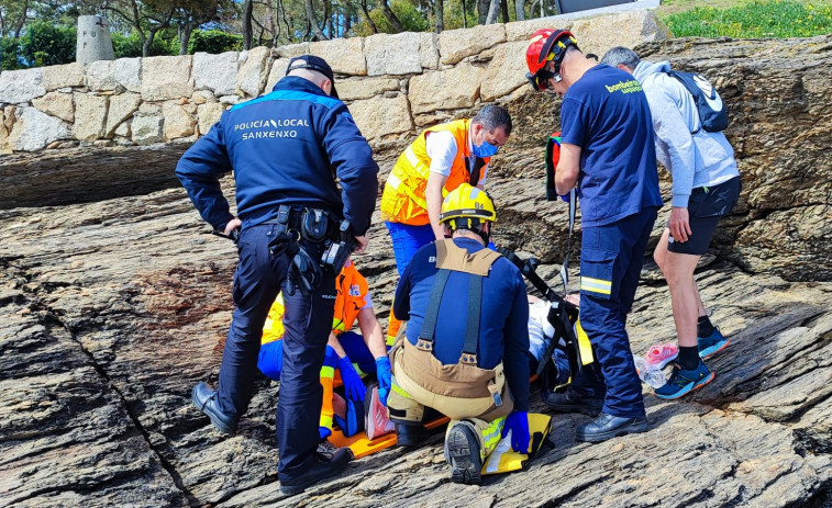 Rescatan a una mujer que se cayó entre las rocas cuando paseaba por Punta Vicaño, en Sanxenxo