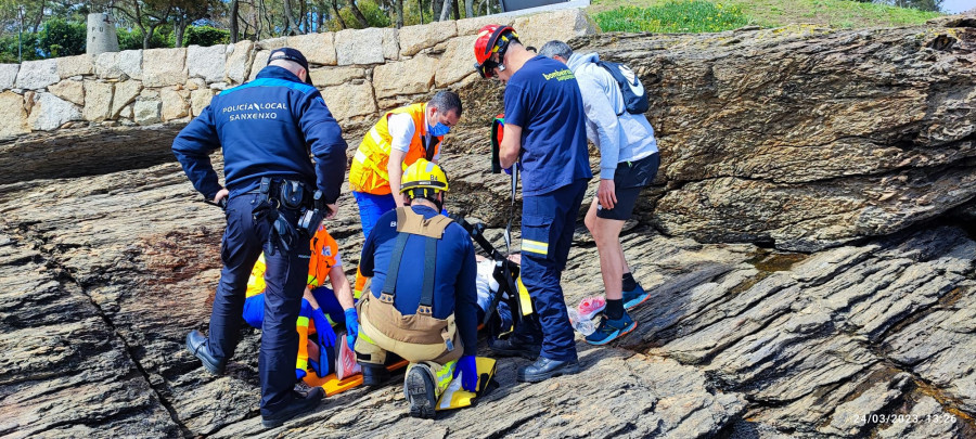 Rescatan a una mujer que se cayó entre las rocas cuando paseaba por Punta Vicaño, en Sanxenxo