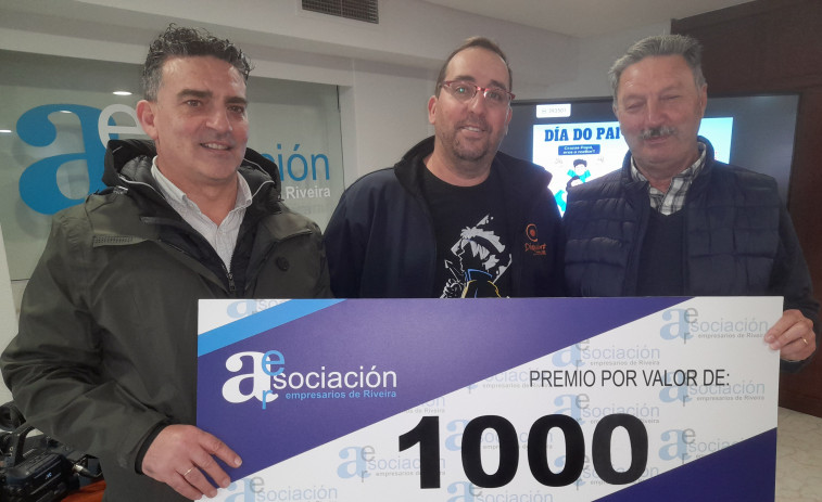 Andrés Crujeiras Torrado recibió los 1.000 euros del sorteo de la campaña del Día del Padre en Ribeira
