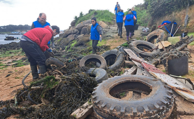 Cofradía y voluntarios de Afundación retiran 10 toneladas de residuos de los fondos de A Illa de Arousa
