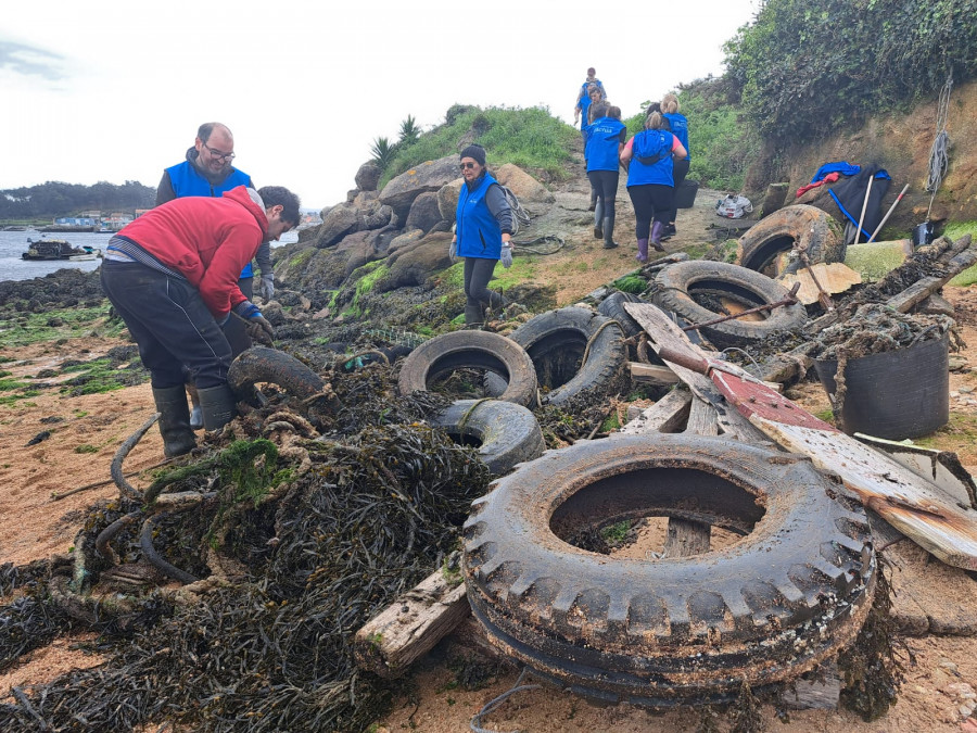 Cofradía y voluntarios de Afundación retiran 10 toneladas de residuos de los fondos de A Illa de Arousa