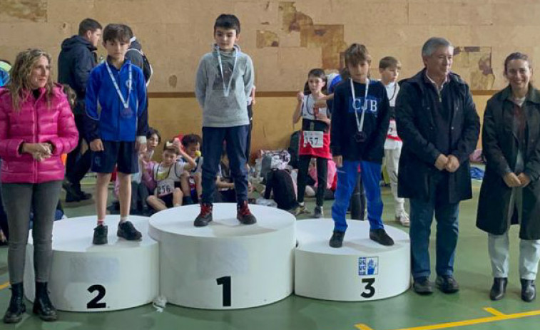 El colegio La Milagrosa, de Ribeira, gana la final provincial benjamín masculina de campo a través de Xogade