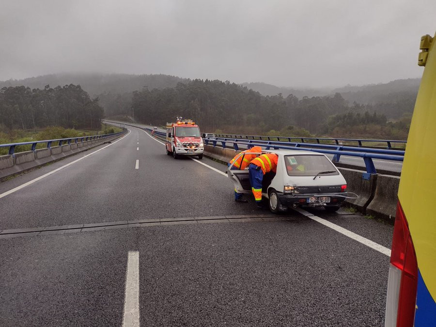 Trasladados los ocupantes de un vehículo tras chocar contra la mediana en la Autovía do Barbanza a su paso por Boiro