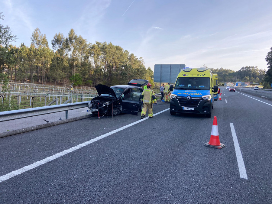 El conductor de un vehículo resulta herido al salirse de la carretera en la Autovía de O Salnés