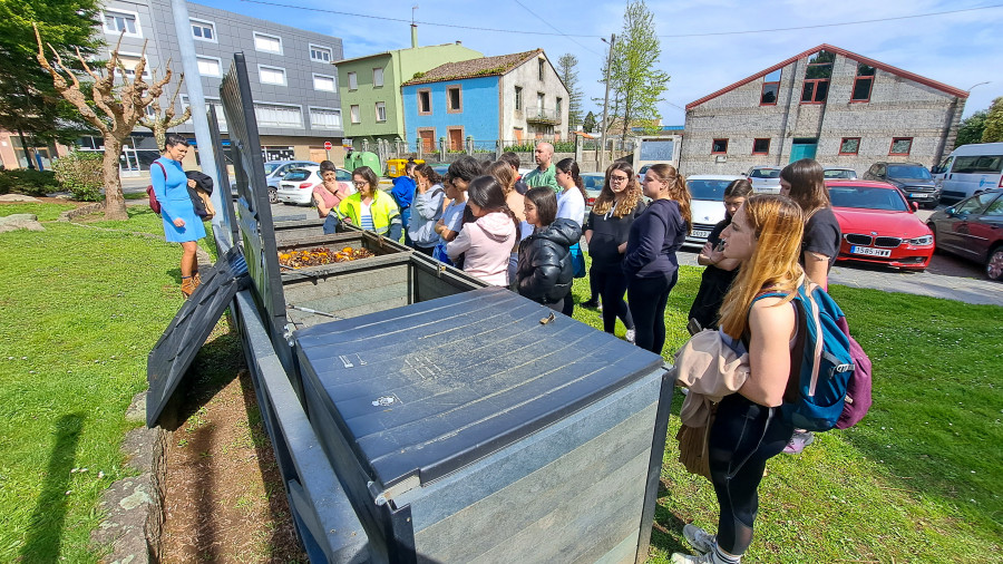 Alumnos del IES A Pobra realizan una caminata dentro de “Mulleres fronte á emerxencia climática”