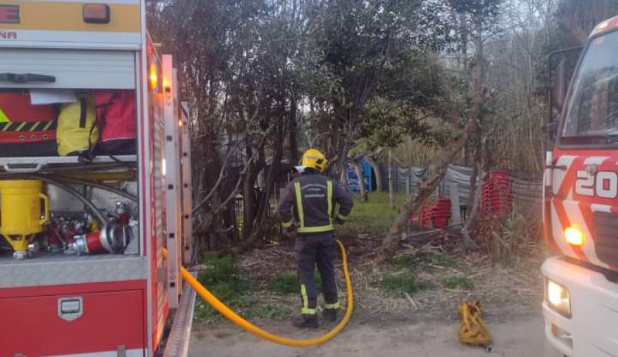 Un incendio calcina parcialmente el chiringuito “Jasafello” situado en el entorno de la playa de A Illa, en A Pobra