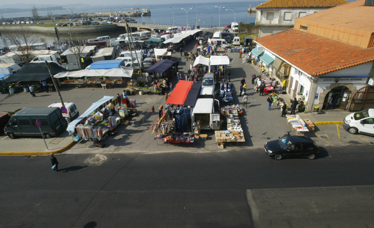 Cambados rebaja la tasa del mercadillo a los puestos que hace dos años se trasladaron a Rúa Nova