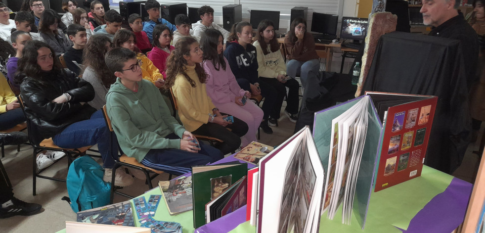 El multipremiado dibujante Miguelanxo Prado cautiva a los alumnos del IES Leliadoura de Ribeira