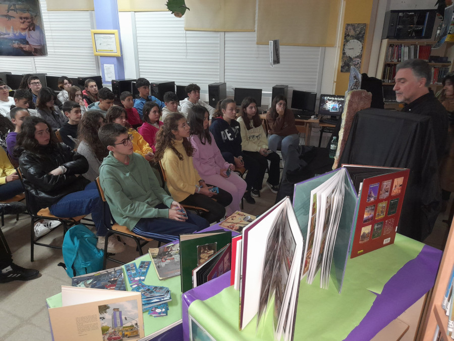 El multipremiado dibujante Miguelanxo Prado cautiva a los alumnos del IES Leliadoura de Ribeira