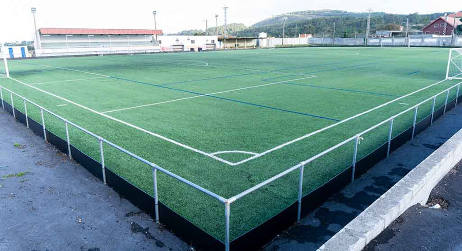 Concluye un estudio pionero sobre liberación de microplásticos del campo de fútbol de A Guía, en Carreira