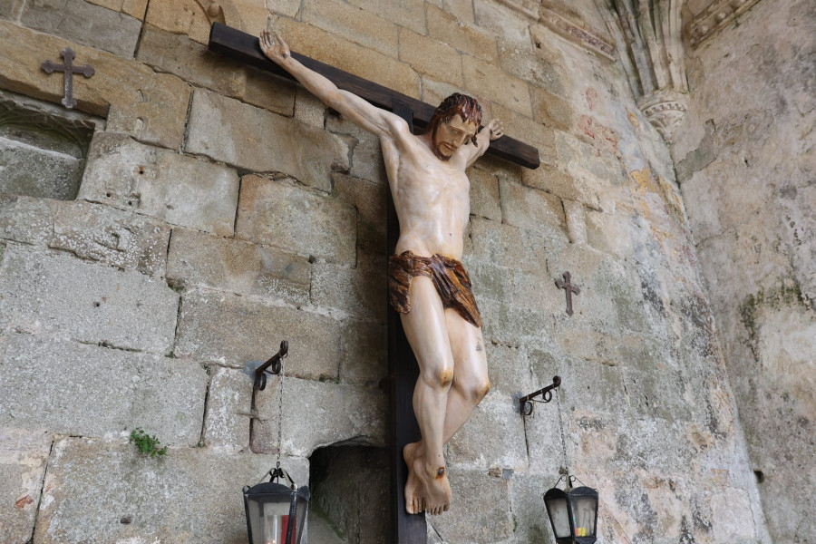 El Cristo de Leiro vuelve a las ruinas de Santa Mariña