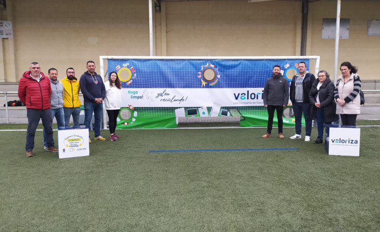 La campaña de Cambados para fomentar el reciclaje salta al deporte con juegos y regalos en seis clubs