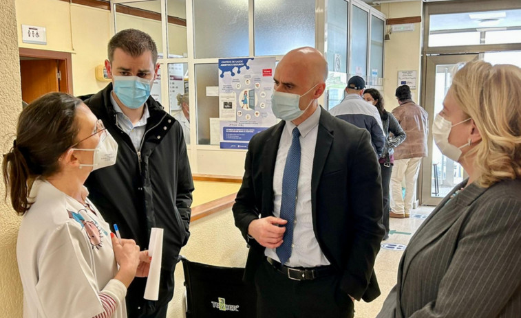 El gerente del área sanitaria y la directora xeral de Planificación visitan el centro de salud de O Grove para conocer su situación