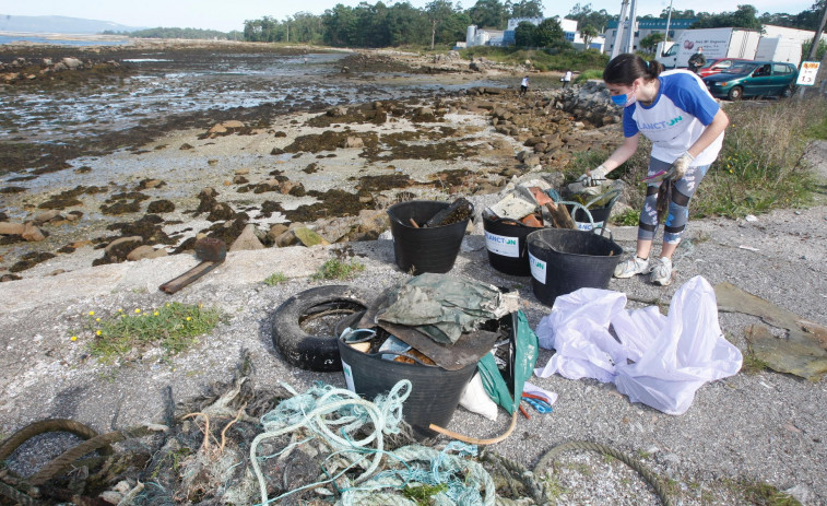 Las cofradías de Cambados, Vilanova y O Grove reciben ayudas para retirar basura del mar