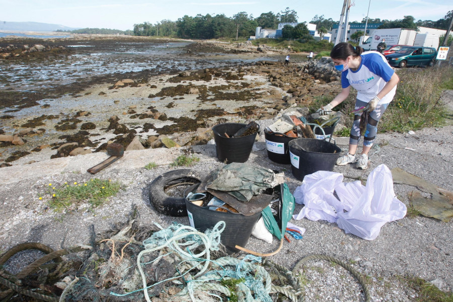 Las cofradías de Cambados, Vilanova y O Grove reciben ayudas para retirar basura del mar