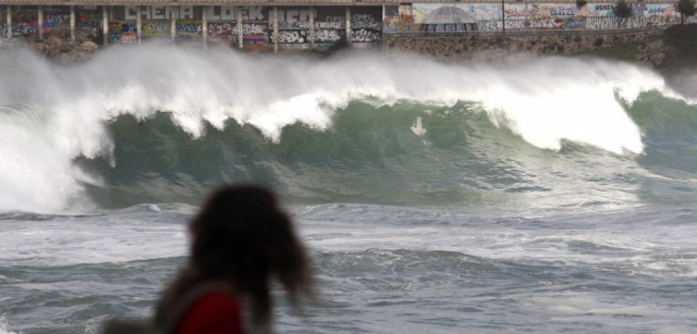 El aviso naranja se extiende este viernes a todo el litoral gallego por olas de entre 5 y 7 metros