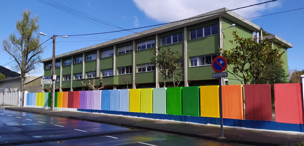 La brigada municipal de Obras de Rianxo acomete la renovación del cierre del colegio de Taragoña