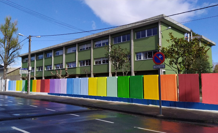 La brigada municipal de Obras de Rianxo acomete la renovación del cierre del colegio de Taragoña