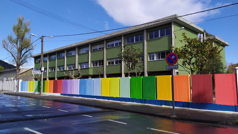 La brigada municipal de Obras de Rianxo acomete la renovación del cierre del colegio de Taragoña