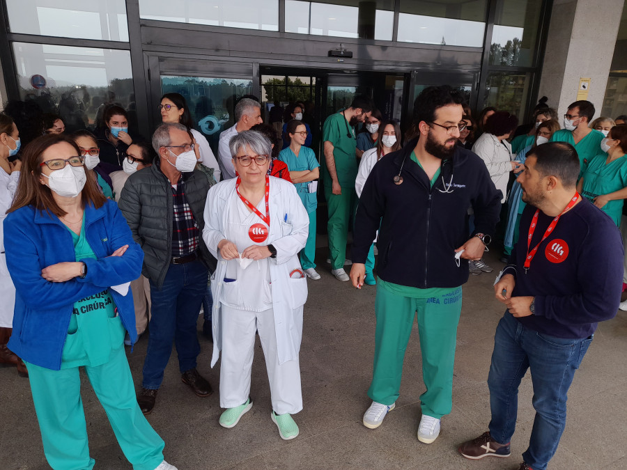 CIG-Saúde denuncia que dos de los cinco cirujanos con plaza en el Hospital trabajan en el CHUS