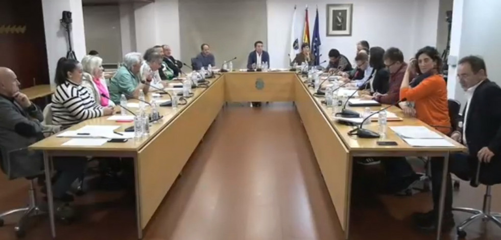 La oposición de Boiro tumba las propuestas de presupuesto y de crédito para pagar facturas impagadas