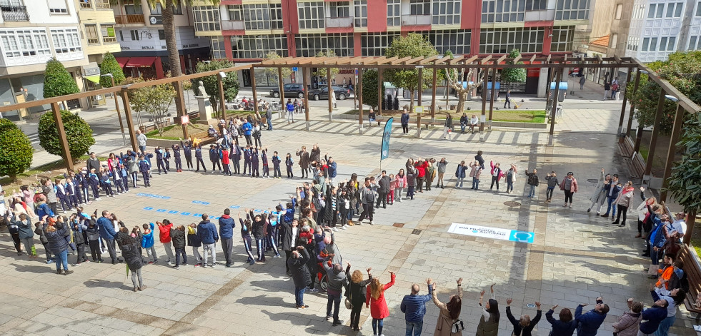 Ribeira y Amicos visibilizan el autismo con un evento que remató con la creación de un símbolo infinito humano