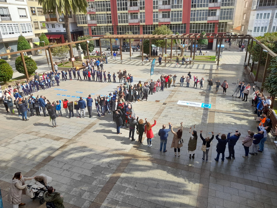 Ribeira y Amicos visibilizan el autismo con un evento que remató con la creación de un símbolo infinito humano