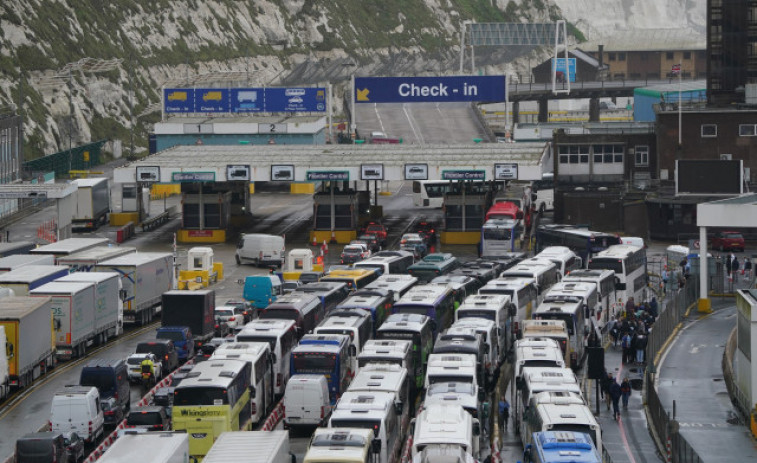 El puerto de Dover alerta de largas colas para cruzar a Francia por los controles
