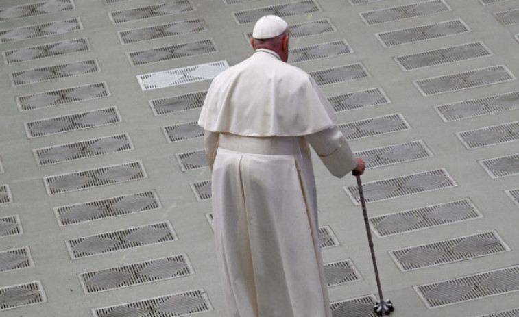 El papa Francisco sale del hospital tras tres noches ingresado con bronquitis