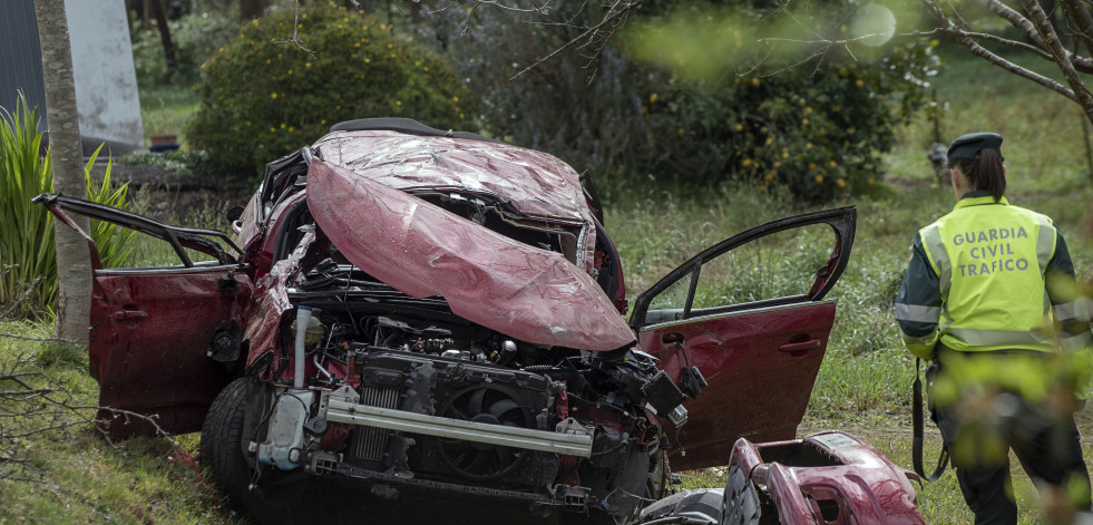 Cuatro muertos y un herido grave al precipitarse por un barranco un coche en Xove tras salirse de la vía