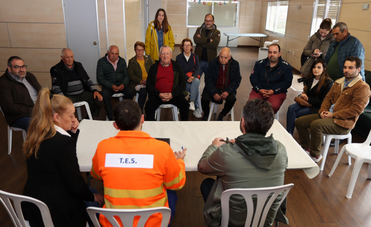 Los vecinos de O Sixto reciben 12.000 euros del Concello para ayudar a reparar su centro social