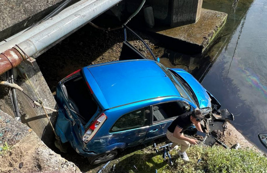 Dos personas huyen tras atropellar a un jubilado y caer con su coche al río desde el puente de San Antonio, en A Pobra