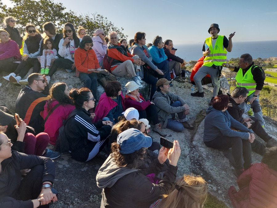 Unas 150 personas abren la temporada de caminatas con un itinerario cultural guiado por la historia de la humanidad de Carreira