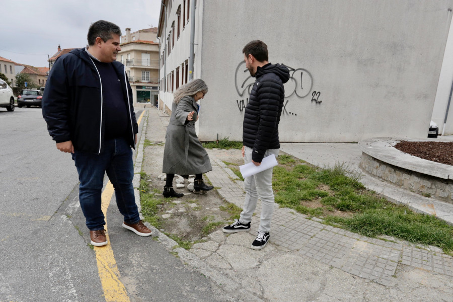 Cambados remata la acera de San Francisco y solventará problemas surgidos de las últimas reformas