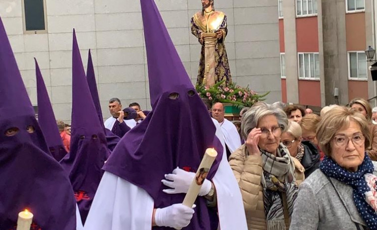 El paso de Jesús Atado a la Columna procesionó por el casco histórico de Sanxenxo