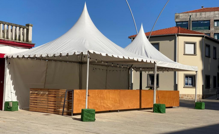 Malestar entre hosteleros debido a la instalación de barras en una fiesta para mañana en el Malecón de Ribeira