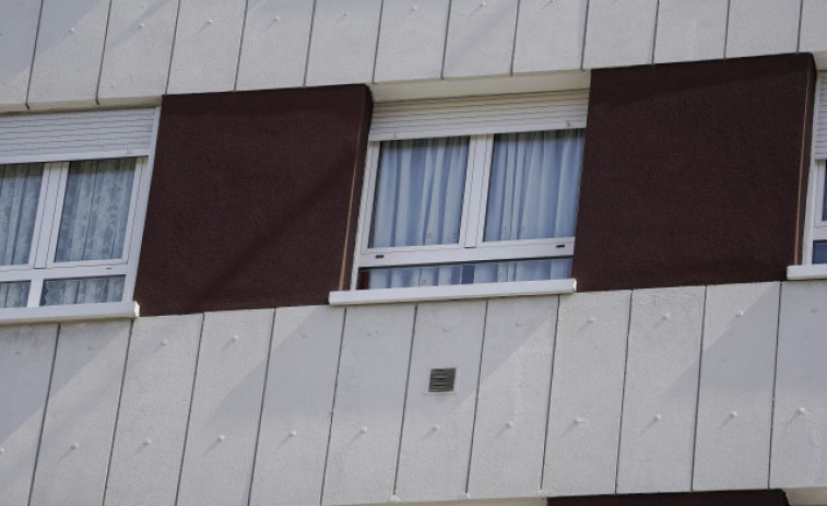 Fallece la mujer que saltó con su hija en brazos desde un quinto piso en Avilés