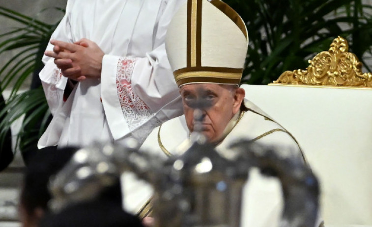 El papa Francisco lava los pies de doce jóvenes presos el Jueves Santo