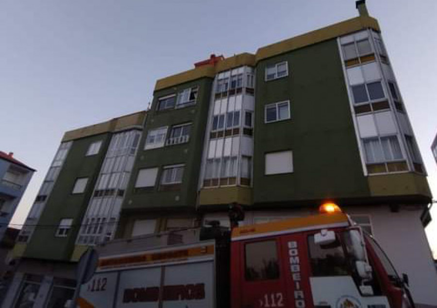 Rescatadas dos personas que quedaron atrapadas en el interior de un ascensor en Rianxo