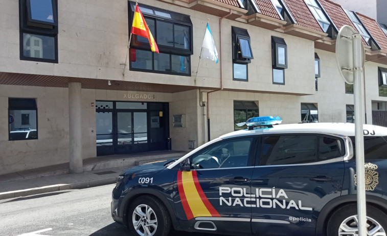 Arrestado por allanamiento de morada un joven sorprendido escalando por una vivienda en Deán, en Ribeira