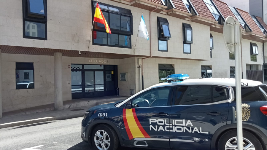 Arrestado por allanamiento de morada un joven sorprendido escalando por una vivienda en Deán, en Ribeira