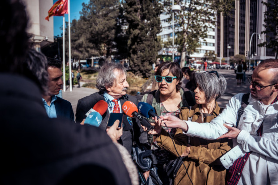 El policía al que una activista de FEMEN acusa de agarrarla del pecho lo niega ante el juez y dice que usó una técnica